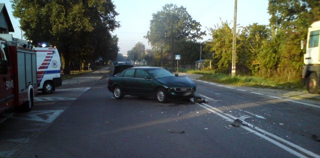 Zderzenie audi z peugeotem. Kilka osób odwieziono do szpitala (zdjęcia)