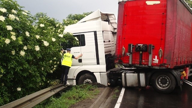 Piotr JędzuraDo zdarzenia doszło we wtorek, 31 maja, na wiadukcie we Wschowie, który jest częścią drogi krajowej nr 12 w kierunku Głogowa.- Kierowca ciężarówki wjechał na wiadukcie w barierki energochłonne i zablokował drogę – informuje podkom. Maja Piwowarska, rzeczniczka wschowskiej policji.Na miejsce przyjechali policjanci i strażacy. Zorganizowano objazdy. - Najprawdopodobniej przyczyną tego zdarzenia było niedostosowanie prędkości do warunków panujących na drodze – mówi podkom. Piwowarska. Na szczęście kierowcy nic się nie stało.Przeczytaj też:  Zderzenie daewoo z ciężarówką pod Kożuchowem. Trzy osoby ranne