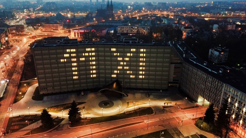 Gigantyczne cyfry 11.XI świecą się na Urzędzie Wojewódzkim w Kielcach!