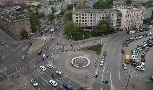 Kolejny etap budowy Trasy Autobusowo-Tramwajowej na Nowy Dwór będzie oznaczał duże utrudnienia dla kierowców i pasażerów komunikacji miejskiej. Od najbliższej soboty - 30 listopada, zostanie wprowadzona nowa organizacja ruchu na placu Orląt Lwowskich. Będziemy musieli korzystać z objazdów. Utrudnienia mają trwać aż do wakacji przyszłego roku.SPRAWDŹ SZCZEGÓŁY I MAPY NA KOLEJNYCH SLAJDACH