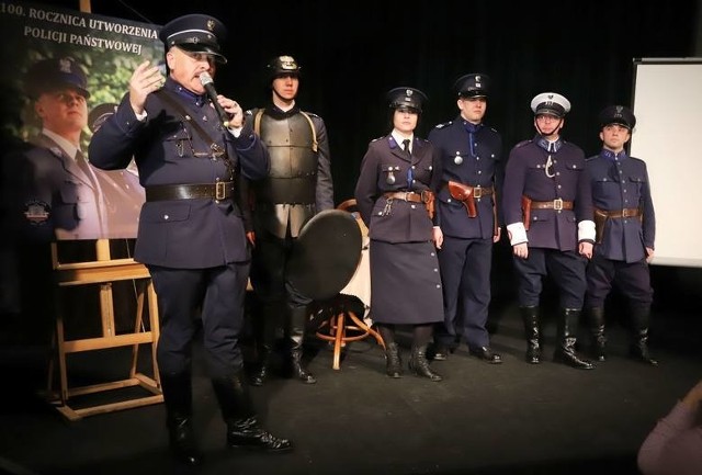 Gospodarzem wieczoru był Paweł Łuk- Murawski jego Grupa Rekonstrukcji Historycznej III Okręgu Policji Państwowej.