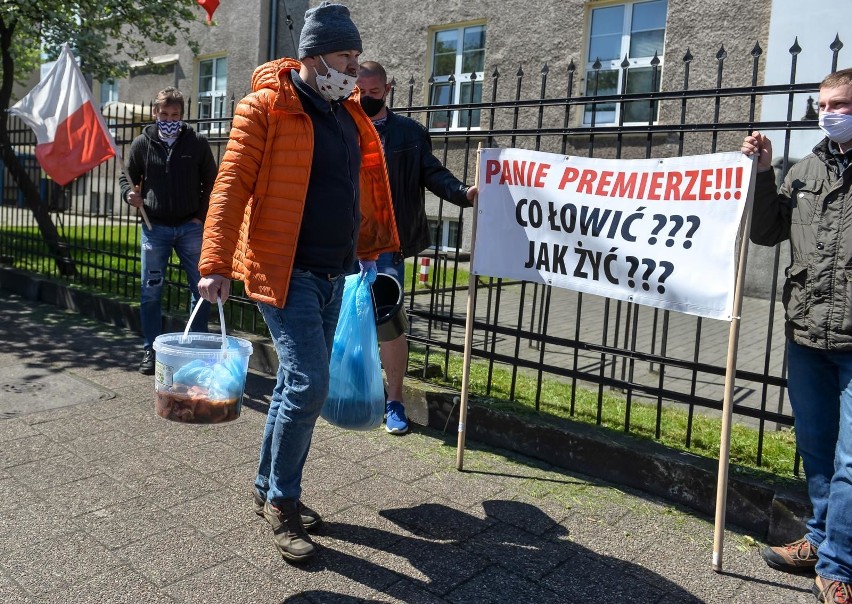 Bankrutujący armatorzy jednostek wędkarstwa rekreacyjnego z Pomorza przyjechali pod Urząd Morski w Gdyni. Mają ze sobą zdechłe dorsze