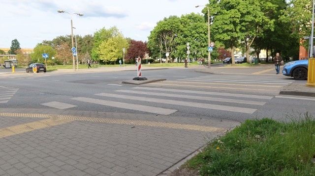 Skrzyżowanie ulic J. Sułkowskiego z Czerkaskią na osiedlu Leśnym ma być bezpieczniejsze. Wkrótce w tym miejscu ma pojawić się sygnalizacja świetlna.