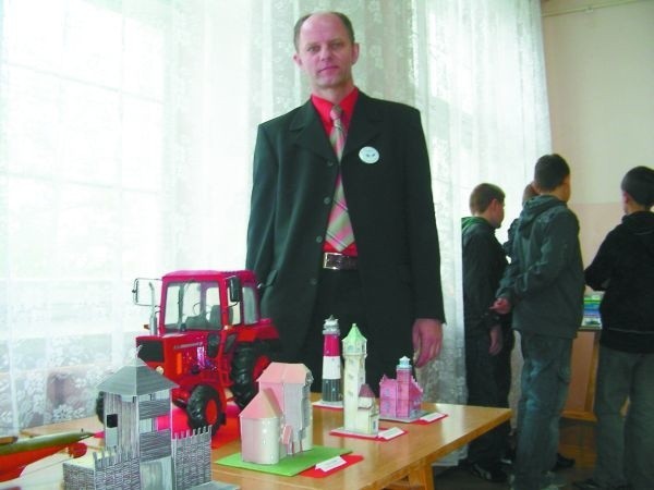 Jarosław Iwaniuk jest rodowitym narwianinem. Od 17 lat prowadzi w szkole koło modelarskie. W tym roku już po raz czternasty zorganizował Powiatowe Mistrzostwa Szkół w Modelarstwie Redukcyjnym.