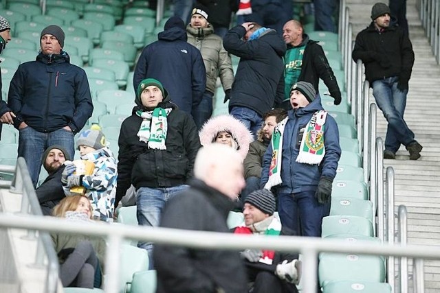 Lechia Gdańsk wygrała we Wrocławiu ze Śląskiem 2:0 w meczu piłkarskiej Lotto Ekstraklasy. Spotkanie oglądało blisko siedem tysięcy kibiców obu zespołów, którzy wspólnie oglądali z trybun mecz przyjaźni. Prezentujemy galerię zdjęć kibiców z meczu Lechii Gdańsk ze Śląskiem Wrocław. Zapraszamy do oglądania.