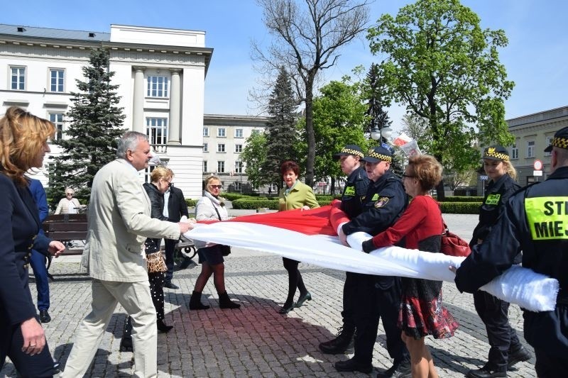 Święto Flagi Państwowej w Radomiu. Radomianie rozwinęli stumetrową biało-czerwoną na Placu Corazziego