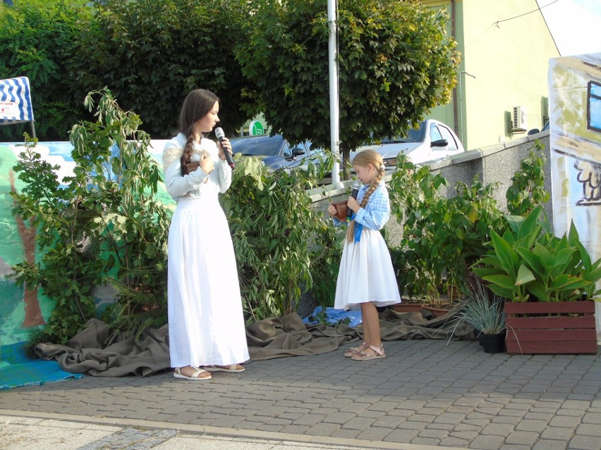 Narodowe czytanie na rynku w Wodzisławiu. Piękną...