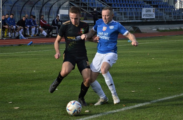 O piłkę walczą Rafał Ciesielski z Proszowianki (niebieska koszulka) i Mateusz Dudziński z Orła