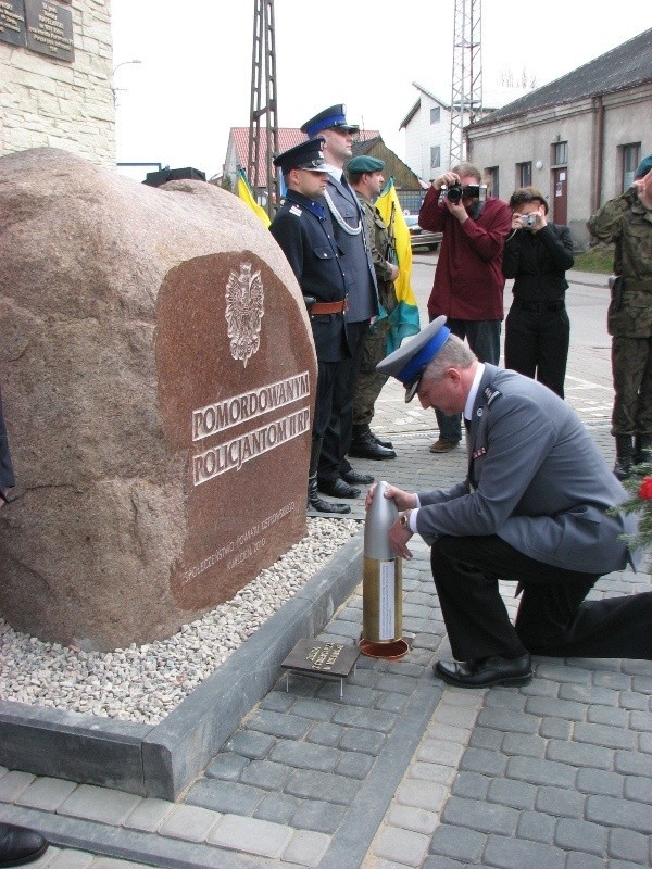 Pomnik ofiar Katynia przy ostrowskiej Policji - odsloniecie