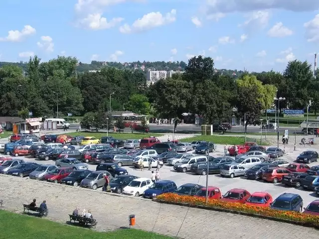 Pl. Rybi to obecnie największy parking w centrum Przemyśla. Jednak to, co w tej chwili istnieje nie było planowaną inwestycją. W czasach PRL w tym miejscu zbudowano plac defilad. W latach 90. istniało tutaj targowisko, później zamieniono je na parking. Fot