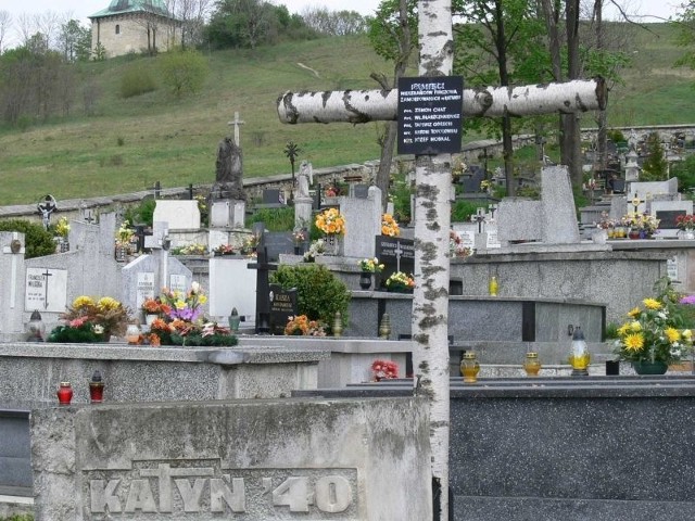 W Pińczowie na cmentarzu parafialnym jest także symboliczny Grób Katyński, w którym złożono ziemię przywiezioną z lasu w Katyniu.