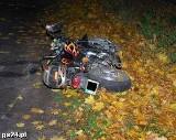 Wypadek na prostej drodze. Motocyklista zderzył się z rowerzystą. Jedna osoba nie żyje