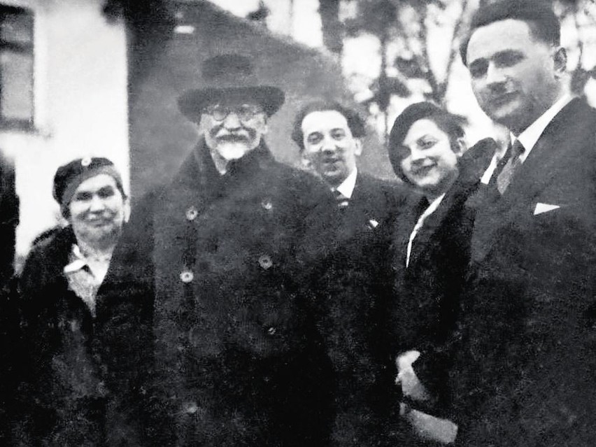 Gościeradz, od lewej stoją: Franciszka Wyczółkowska, Leon...