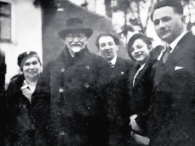 Gościeradz, od lewej stoją: Franciszka Wyczółkowska, Leon Wyczółkowski, Marian Turwid, Zofia Nowicka (później Turwidowa), Kazimierz Borucki