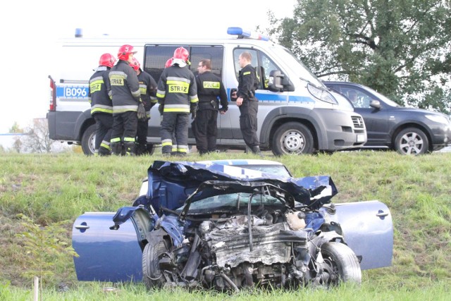 W miejscowości Paterek (powiat nakielski) zderzyły się dwa samochody osobowe. Autami podróżowały cztery osoby. Trzy są w ciężkim stanie.