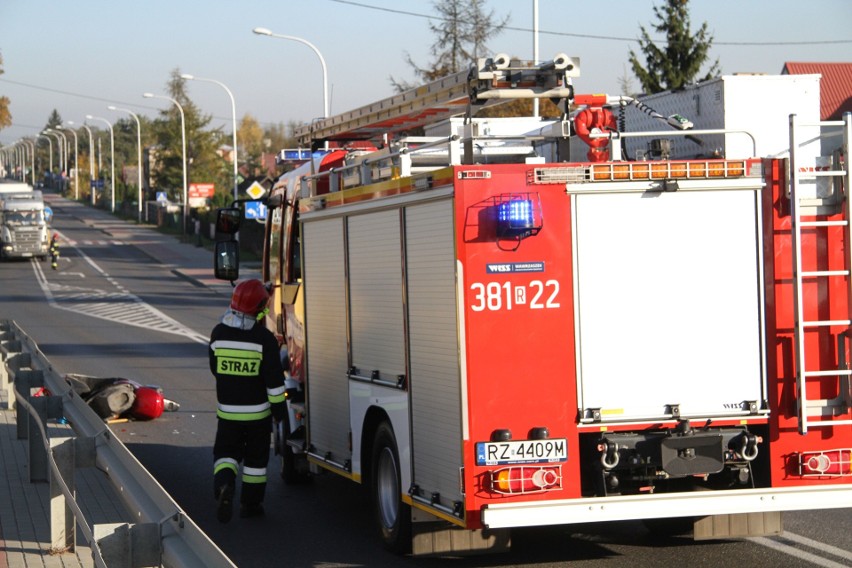 Zderzenie w Tarnobrzegu. Motorowerzysta potrącony przez tira (ZDJĘCIA)