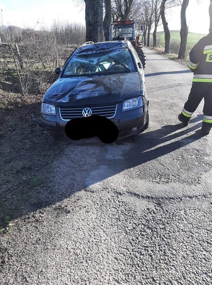 Zielony Gaj. Wypadek na drodze do Spytkowa. Volkswagen uderzył w drzewo i dachował [ZDJĘCIA]