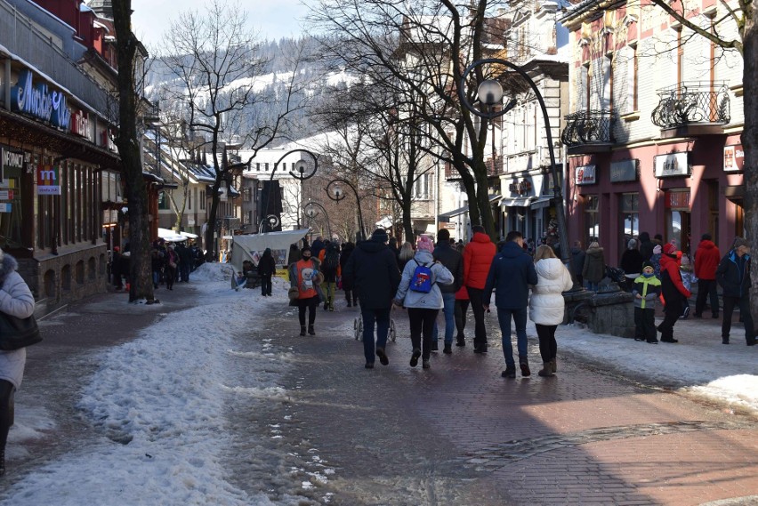 Zakopane znów oblężone. Korki, kolejki i imprezy. Nowe miejsce nocnych zabaw