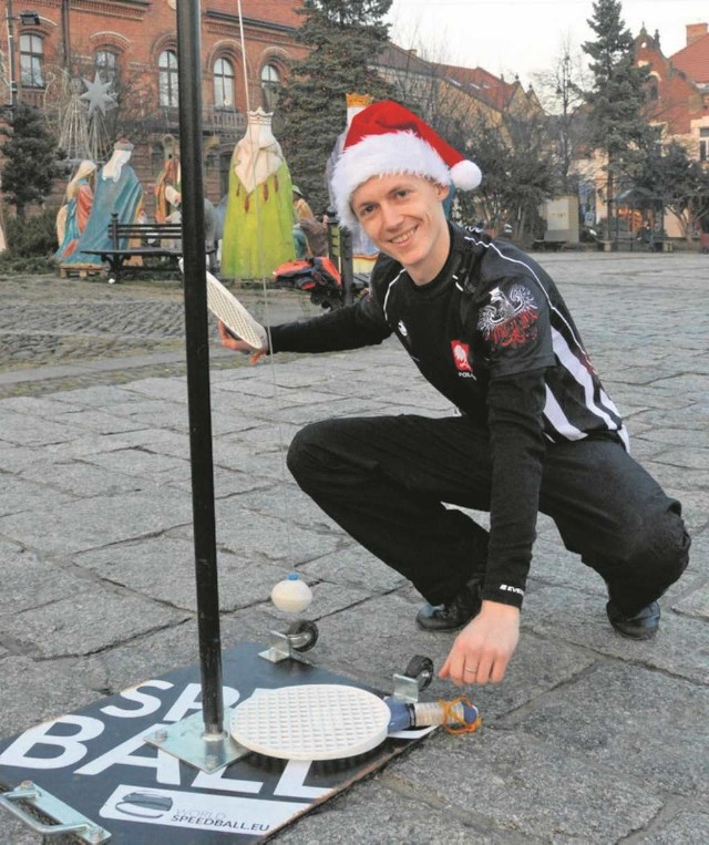 Zbyszek udowadnia, że grać w speed-ball można wszędzie, nawet na rynku. I wcale nie trzeba czekać do lata, zimą też można.