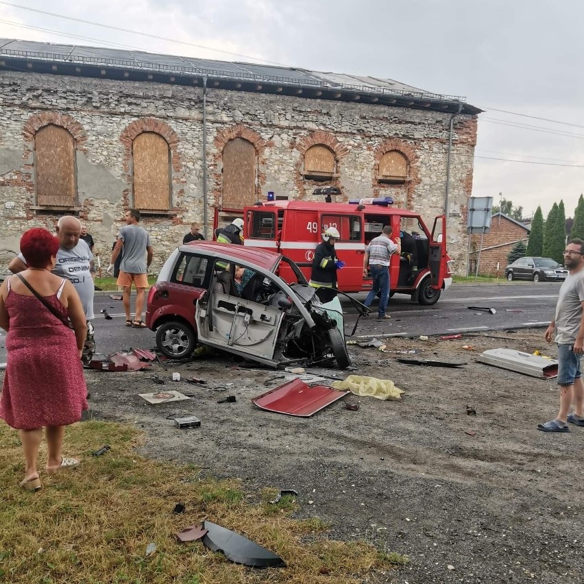 Sobotni wypadek w Krzepicach. W szpitalu zmarła pasażerka...