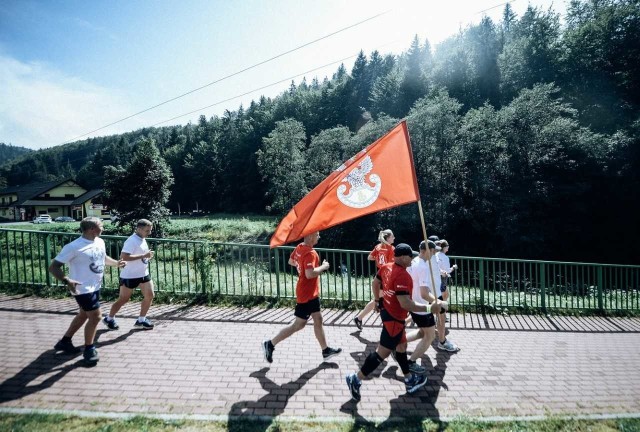 Wystrzał z armaty Bractwa Kurkowego ogłosił wczoraj w Wiśle start ogólnopolskiej „Sztafety 100-lecia niepodległości”. Bierze w niej udział około 130 żołnierzy i pracowników Wojsk Obrony Terytorialnej. W sumie biegacze pokonają blisko 1 100 kilometrów. Sztafeta zakończy się w przededniu Święta Wojska Polskiego w Warszawie.