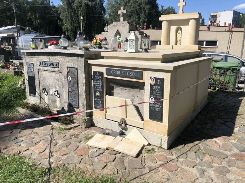 Grobowiec na starym cmentarzu w Brzesku, uszkodzony przez...