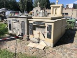 W Brzesku z cmentarza urządzili sobie miejsce libacji. Ostatnio doszło do uszkodzenia grobowca. Czy jest sposób na meneli?