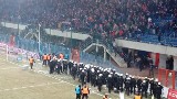 Lotto Ekstraklasa. Chuligani Piasta wtargnęli na boisko i przerwali derby z Górnikiem. A piłkarze z Gliwic prowadzili... [WIDEO]