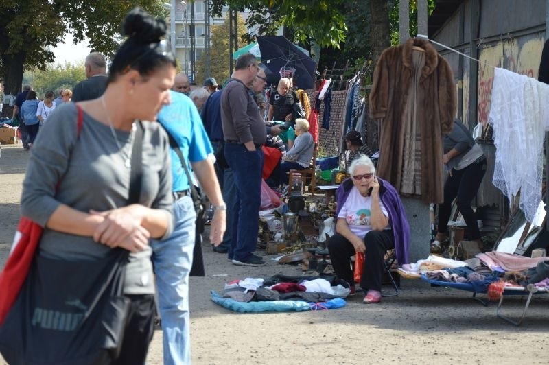 Od używanej bielizny po sztućce, czyli zakupy na pchlim targu na Bałutach. Ceny zaczynają się od złotówki!