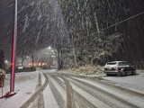 Atak zimy w Zakopanem. Na wyżej położonych osiedlach drogi są już białe. Jest ślisko