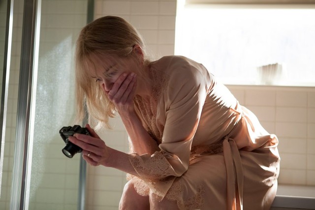 Christine (Nicole Kidman) z przejęciem odczytuje nagrania, które zarejestrowała poprzedniego dnia. Aż do momentu, gdy zaczną się składać w przerażającą całość...