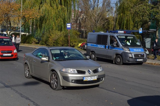 Na częstochowskim Błesznie trudno było połapać się, kto jeździ zgodnie z nową organizacją ruchu. Policja pouczała kierowców, którzy jeździli pod prąd