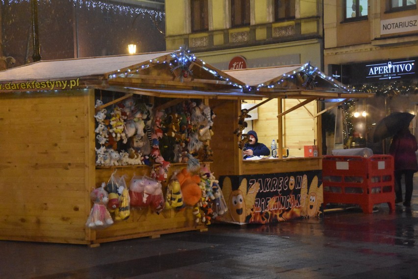 Rybnik stroi się na święta i znów będzie wyglądał bajecznie. Przybywa ozdób na placach, skwerach i ulicach 