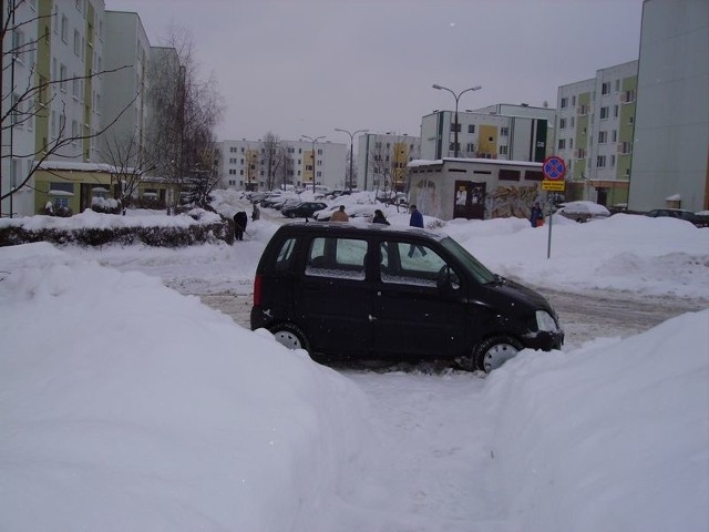 Czytelniczka sfotografowała auto zastawiające wyjście spod bloku. Po drugiej stronie budynku jest to samo.