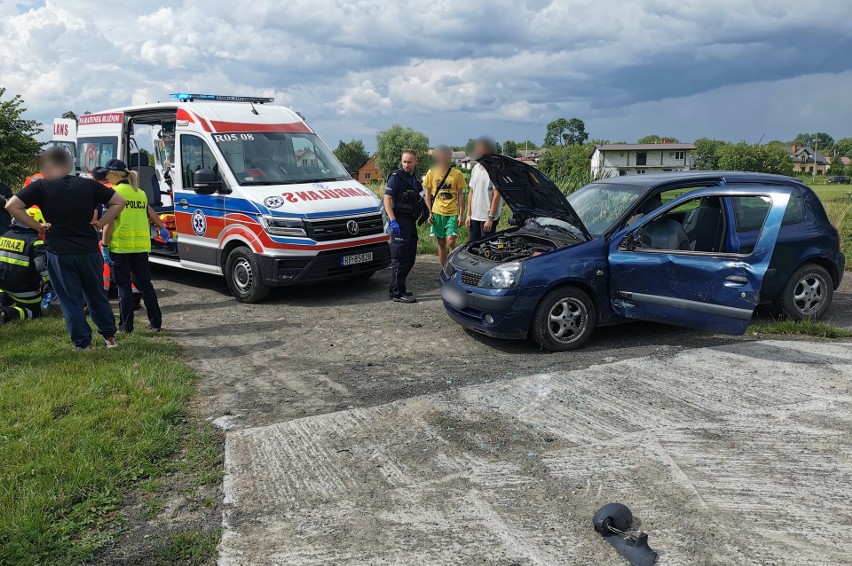 Wypadek w Kosienicach. Motocyklista poważnie ranny po zderzeniu z renault clio [ZDJĘCIA]