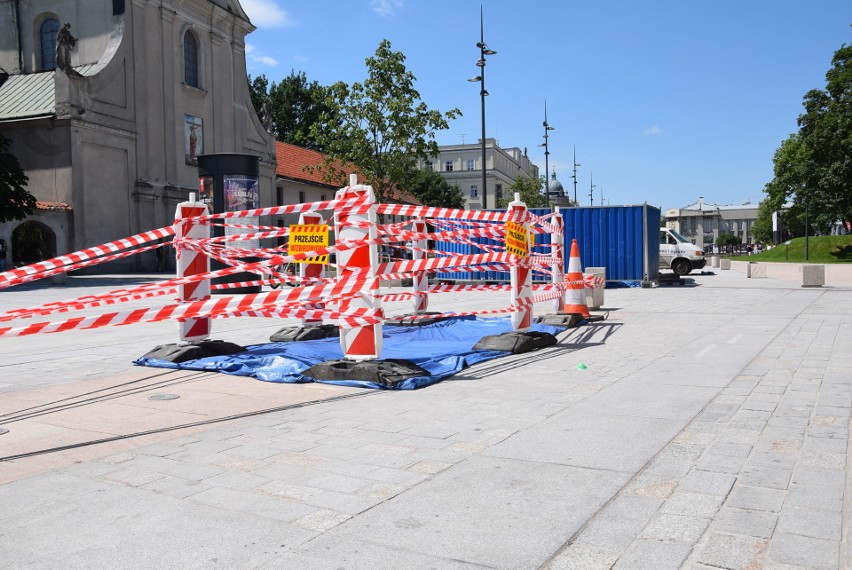 Rozpoczęła się naprawa chodnika i fontann na pl. Litewskim