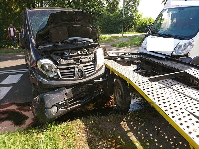 Do groźnej kolizji doszło w poniedziałek, 18 września, na drodze Walewice - Grabów, niedaleko Torzymia. Samochód z lawetą skręcał w lewo. Doszło do zderzenia, w wyniku którego cztery pojazdy zostały uszkodzone.Jak doszło do kraksy? Ze wstępnych ustaleń policji wynika, że kierujący mitsubishi z lawetą wykonywał skręt w lewo. Nie zauważył, że z naprzeciwka nadjeżdża dostawczy fiat ducato. Fiat uderzył w lawetę. Siła uderzenia była na tyle duża, że fiat wyrwał lawetę wraz z hakiem z mitsubishi. Jakby tego było mało, fiat po zderzeniu z lawetą uderzył jeszcze w jadące za mitsubishi renault. Ale to nie wszystko. Ucierpiał też fiat stilo, który stał przy skrzyżowaniu. Kierująca nim kobieta czekała na możliwość skrętu. Została uderzona przez mitsubishi i lawetę.Na miejsce przyjechali strażacy, pogotowie i policja. Ranny został pasażer fiata ducato. Z obrażeniami nogi i głowy został odwieziony do szpitala. Strażacy skupili się na zabezpieczeniu miejsca zdarzenia i usunięciu z drogi części po rozbitych pojazdach oraz płynów eksploatacyjnych. Policjanci wyjaśniają szczegóły tego zdarzenia. - Sprawca kolizji został ukarany mandatem - mówi Alina Słonik, oficer prasowy Komendy Powiatowej Policji w Sulęcinie. Zdjęcia z miejsca zdarzenia publikujemy dzięki uprzejmości strażaków z Komendy Powiatowej PSP w Sulęcinie.Zobacz też wideo: Tragiczny wypadek w Łódzkiem. Dwoje zabitych w zderzeniu opla i nissanaPrzeczytaj też:  Wypadek na autostradzie A2. Na miejscu straż i helikopter pogotowia