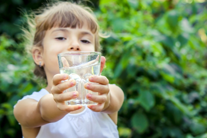Dziś jest Światowy Dzień Wody. Nawet 1/3 Polaków nie lubi jej smaku, a niewiele ponad 1/5 pije więcej niż dwie szklanki dziennie