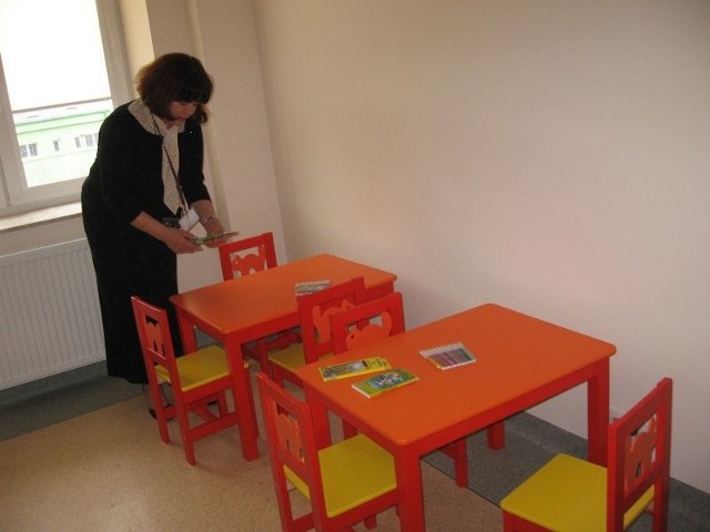 Obok foteli dla dorosłych jest specjalny kącik dla dzieci - pokazuje Halina Derezinska.