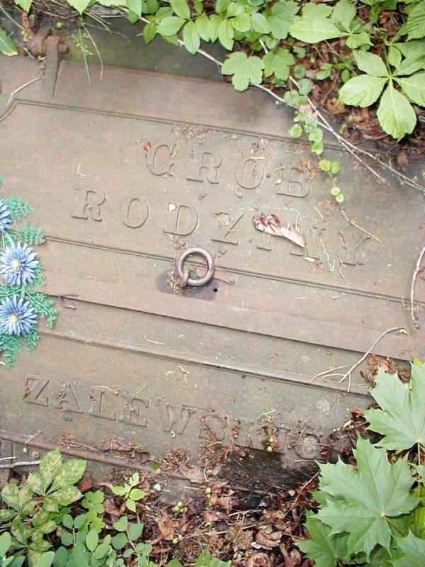 Płyta nagrobna rodzinnego grobu Zalewskich na cmentarzu w...