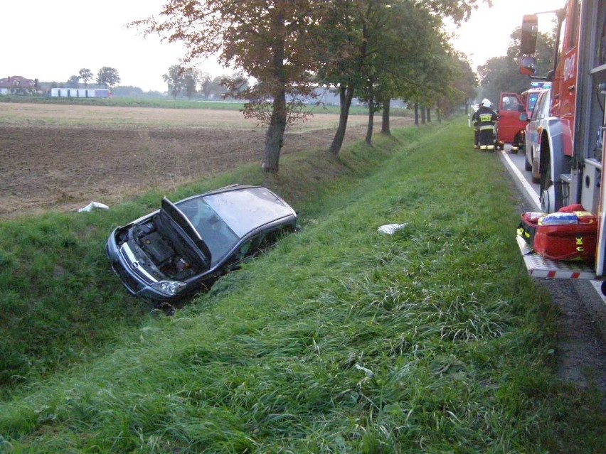 Wypadek w Królewie Malborskim [24.08.2018]. Na drodze krajowej nr 22 dachował samochód osobowy. Ruch odbywał się wahadłowo