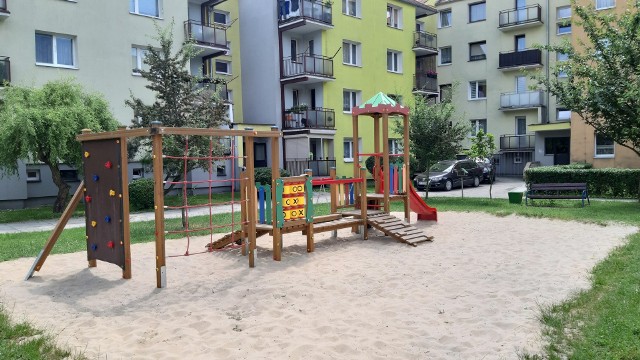 Plac zabaw na osiedlu przy ul. Wolności w Kluczborku jest już gotowy na nowo.