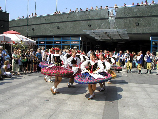 Trwa Międzynarodowy Studencki Festiwal Folkloru. Zespoły występują online. Zobaczcie, jak impreza wyglądała przed pandemią.Zobacz kolejne zdjęcia. Przesuwaj zdjęcia w prawo - naciśnij strzałkę lub przycisk NASTĘPNE