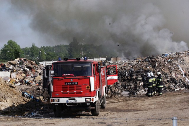 Pożar składowiska odpadów jest zawsze szkodliwy dla ludzi i środowiska. Jednak osoby postronne lubią się temu przyglądać. Ryzykują zdrowiem i życiem.