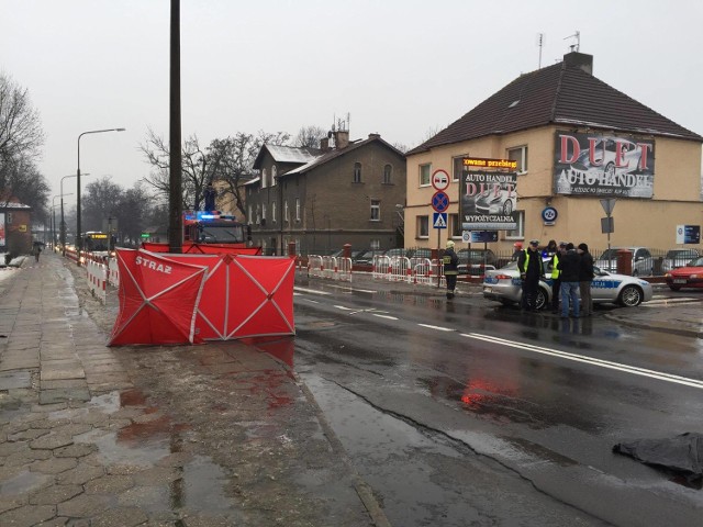 26-letni kierowca volkswagena passata potrącił pieszą, która przechodziła z psem przez ulicę na oznakowanym przejściu. Kobieta zginęła na miejscu. Do wypadku doszło po godzinie 7.00 przy gimnazjum na Oleskiej w Opolu. Okoliczności wypadku ustala opolska policja.