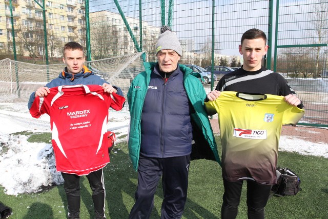 Trener Marek Bęben z nowymi nabytkami Moravii - Dawidem Świderskim i Patrykiem Kuzią (z prawej)