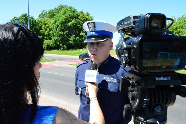 Na objazd szlakiem tras rowerowych na terenie miasta  wybrał  się z nami kom.  Ireneusz Tryzno, zastępca naczelnika Wydziału Ruchu Drogowego w koszalińskiej komendzie policji. Wyjaśnił, kto i  gdzie ma pierwszeństwo przejazdu. Jeden z największych grzechów rowerzystów, to przejazd na rowerze po przejściu dla pieszych, gdzie nie ma obok przejazdu dla rowerów (rowerzysta powinien przeprowadzić rower po pasach). Kolejny to jazda po chodniku z wyłączeniem trzech sytuacji, m. in. gdy opiekujemy się jadącym na rowerze dzieckiem do 10. roku życia albo, gdy warunki pogodowe uniemożliwiają jazdę po ulicy. Rowerzysta powinien jechać albo po wyznaczonej dla niego drodze, a gdy jej brak - po ulicy. Na liście grzechów jest też jazda po drodze rowerowej pod prąd (znaki powinny być zwrócone przodem do twarzy rowerzysty). Dobrym przykładem jest trasa wzdłuż ul. Traugutta, która biegnie po  obu stronach ulicy, tu rowerzyści często jadą po niewłaściwej stronie, ryzykują, że zderzą się z jadącym prawidłowo z przeciwka innym rowerzystą. Zgubne jest też przekonanie rowerzystów o tym, że „zawsze są na prawie” - jak to się potocznie określa; w praktyce to oznacza, że rowerzyści często  przejeżdżają bardzo pewnie, do tego szybko , przez przejazd, nie rozglądając się wcześniej na boki, łatwo wtedy o zderzenie z samochodem. Najważniejsze pytanie - kto ma pierwszeństwo na przejazdach dla rowerów - rowerzyści, czy kierowcy? - Patrząc na poszczególne przejazdy w mieście, można ująć to najprościej - rowerzysta zawsze ma pierwszeństwo przejazdu - mówi kom. Ireneusz Tryzno. - Ale ktoś zapyta, co to dokładnie oznacza - to oznacza, że rowerzysta ma pierwszeństwo w momencie, gdy kołem najechał  już na przejazd przez ulicę, a nie w chwili, gdy zbliża się do przejazdu. Z  tym, że na drodze każda ze stron powinna kierować  się  zasadą ograniczonego zaufania. Lepiej i bezpieczniej dla rowerzysty jest zwolnić podczas zbliżania się do przejazdu, to samo dotyczy kierowcy. Nikt nie powinien czuć się zbyt pewnie na drodze, kierując się prawem pierwszeństwa przejazdu. Zawsze musimy mieć na uwadze, że druga strona wykaże się brawurą i nieostrożnością. Wówczas o wypadek bardzo łatwo. Kolejna wątpliwość, którą często  mają rowerzyści - jak się zachować na przejściach dla pieszych? Często widzimy, że rowerzysta przejeżdża rowerem po pasach. - To błąd - mówi kom. Ireneusz Tryzno. - Rowerzysta powinien zejść z roweru i przeprowadzić go przez przejście. Warto pamiętać, że z kolei na przejściach przez drogi rowerowe  pierwszeństwo mają piesi. Warto wiedzieć - pamiętajcie na drodze  * Przepisy ruchu drogowego pozwalają rowerzystom na jazdę drogą publiczną obok siebie, pod warunkiem, że nie utrudnia to ruchu innym pojazdom (zwłaszcza podczas wyprzedzania). * Osoby w wieku od 10. do 18. roku życia muszą posiadać kartę rowerową. * Na drodze dla rowerów obowiązują takie same zasady, jak na jezdni dla kierowców samochodów: jeździmy prawą stroną, pieszy ma pierwszeństwo na pasach,  a na skrzyżowaniach tras dla rowerów, na których o pierwszeństwie nie decydują znaki, obowiązuje reguła prawej ręki. * Na drodze dla pieszych i rowerów oznakowanej znakiem C13-16 z podziałem pionowym, rowerzysta może jechać tylko po tej stronie, która jest zaznaczona symbolem roweru na tablicy. * Rowerzyści jadący z przeciwnych kierunków przestrzegają po swojej stronie zasad ruchu prawostronnego. Gdy trasa jest oznakowana znakiem z podziałem poziomym (np. rower na dole, piesi na górze), rowerzysta może jechać dowolną stroną uważając przy tym na pieszych. Jednak zalecany jest ruch prawostronny. 