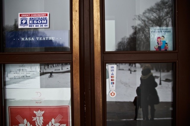 Już przy wejściu widnieje informacja, że w Teatrze Dramatycznym duże rodziny mogą liczyć na ulgi. W praktyce zniżka obowiązuje tylko przy zakupie czterech biletów, a OKDR nie są do niczego potrzebne.