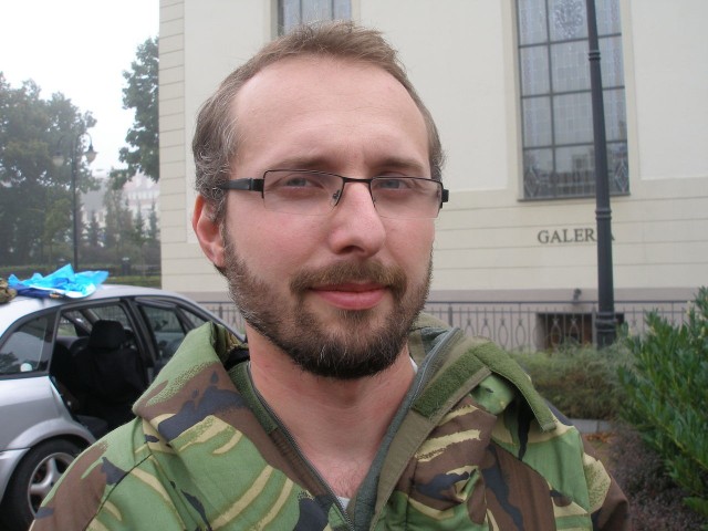 Paweł Kamiński ze stowarzyszenia Ad Astra dowodził dzisiejszymi przygotowaniami do marszu zombie.