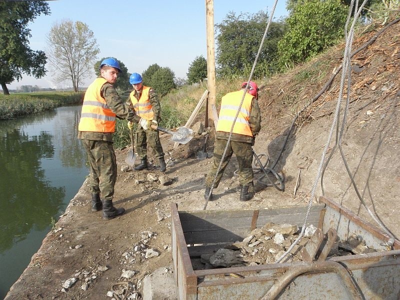 Żołnierze z Inowrocławia budują most w Kościelcu [zobacz zdjęcia]
